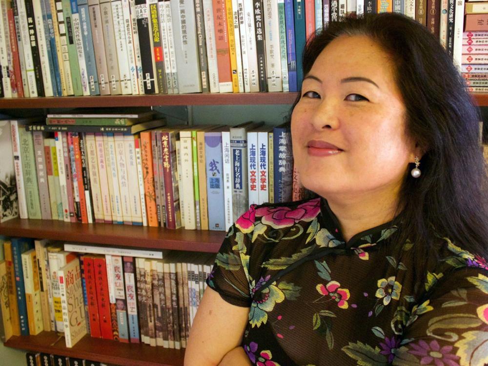 Picture of Duke University professor Eileen Cheng-yin Chow in front of a bookshelf